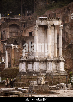 Restes du temple des vestales sur le Forum romain de Rome Lazio Italie Banque D'Images