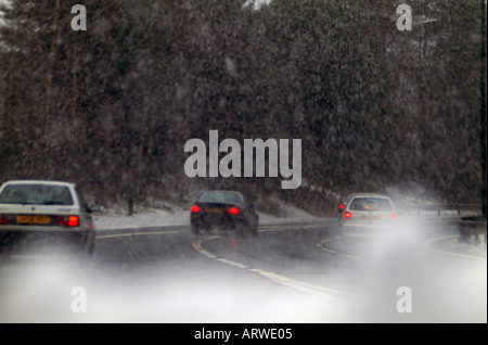 Le trafic sur la neige mouillée d'autoroute M60 à jour mauvaise visibilité Banque D'Images