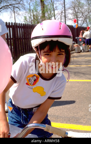 Smiling girl 7 ans de porter un casque de sécurité à bicyclette Rodeo. St Paul Minnesota USA Banque D'Images