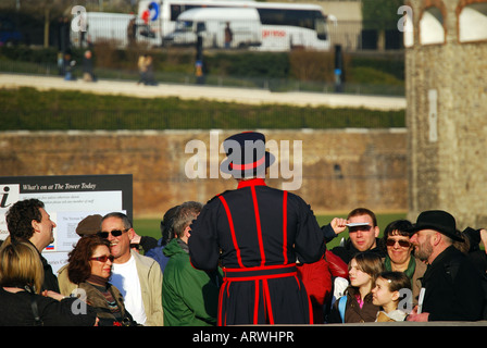 Beefeater (Yeomen Warder) Tour, Tour De Londres, Tower Hill, Londres Borough Of Tower Hamlets, Grand Londres, Angleterre, Royaume-Uni Banque D'Images