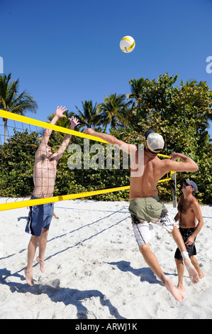 2 plage sur 2 volley-ball joué au Pier Beach Naples Floride Banque D'Images