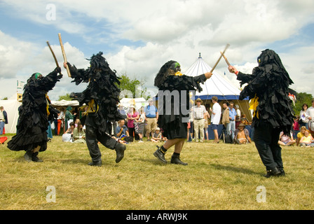 Bedlam Morris Dancers en noir robes Rag lutte danse avec des bâtons en style païennes traditionnelles Tewkesbury Fête médiévale l'Angleterre Banque D'Images