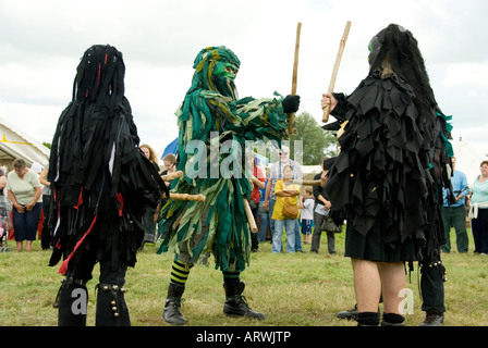 Bedlam Morris Dancers en noir robes Rag lutte danse avec des bâtons en style païennes traditionnelles Tewkesbury Fête médiévale l'Angleterre Banque D'Images