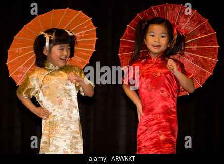 Jeune fille chinoise danseuses à Institut des Cultures Texanes Festival Asiatique 2008 Banque D'Images