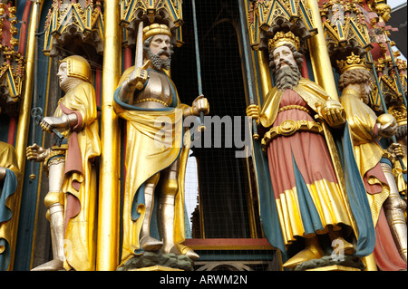 Gros plan du quartier gothique des statues de la fontaine ( Schroner Bruner la belle fontaine ), Nuremberg, Allemagne Banque D'Images