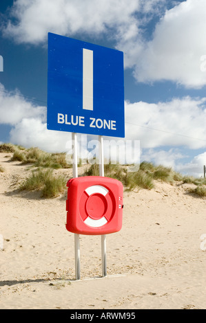 Zone bleue. Une aide à la flottabilité au bord de mer avec un signe au-dessus Banque D'Images