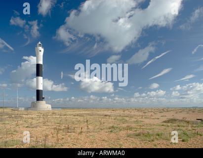 Un noir et blanc stiped phare sur la plage de dormeur, Kent. Banque D'Images