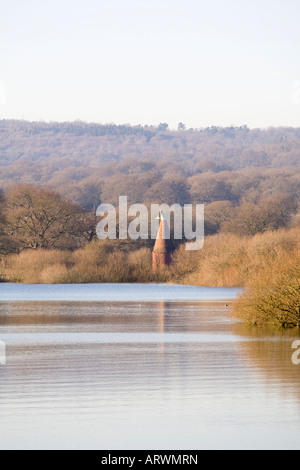 Vue sur Bough Beech reservoir avec the maltings dans les arbres près de Sevenoaks Kent UK winter Banque D'Images