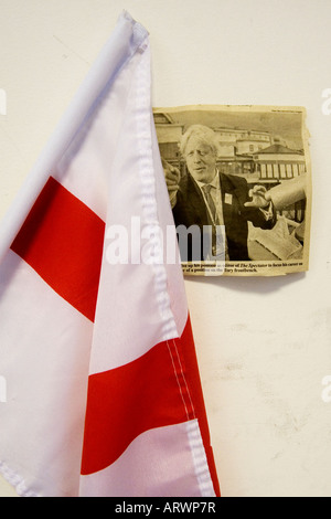 Coupure de journal de Boris Johnson à côté du drapeau de Saint George. Banque D'Images
