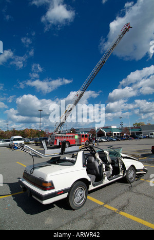 Automobile auto accident de voiture provoque le dégagement des victimes avec les mâchoires de la vie Banque D'Images