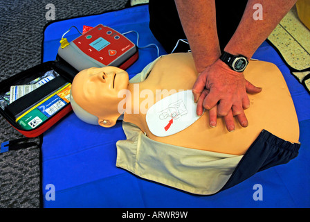 La démonstration technique de premiers secours réanimation un service volontaire de St John Ambulance Service Banque D'Images