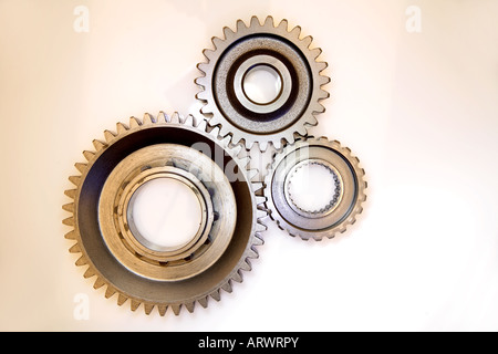 Trois roues dentées travaillant ensemble dans un moteur Photo Stock - Alamy