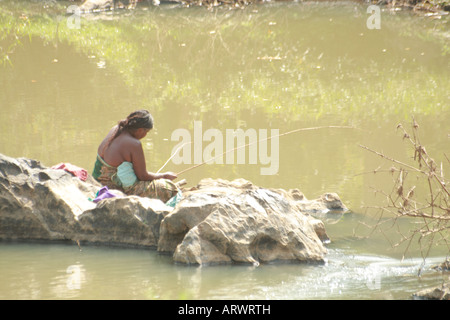 Une pêche dame tribal Banque D'Images