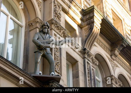 HARD DAYS NIGHT HOTEL À LIVERPOOL ET STATUE DE GEORGE HARRISON sur la façade de l'Hôtel Liverpool Accueil des Beatles Banque D'Images