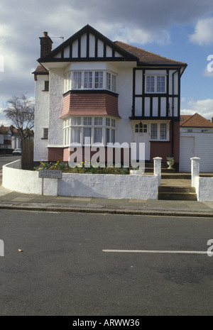 Hendon, North London NW4, banlieue de banlieue anglaise traditionnelle maison individuelle construite 1930 avec fenêtre en baie, mock tudor colombages Banque D'Images