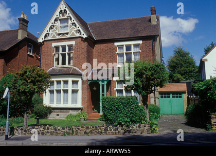 Sutton, Surrey, Angleterre Edwardian maison individuelle maison de banlieue pebbledash décoratif et ossature bois petit pignon garage précoce Banque D'Images