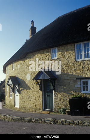 Abbotsbury Dorset Angleterre. développement de logements abordables de terrasse en pierre au toit de chaume de style vernaculaire cottages. Fin du 20e c Banque D'Images