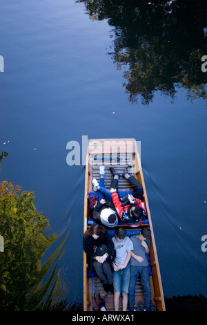 Promenades en barque sur la rivière Cam Cambridge avec les étudiants se trouvant dans la région de Punt Banque D'Images