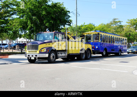 Bus en panne remorqué par une dépanneuse pour la réparation Banque D'Images
