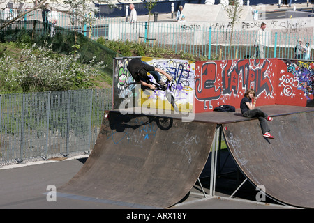 Location de vélo randonnée cycliste vélo stunt trick indiquent le rendement profiter jeu sport spécifique difficile formation pratique street Banque D'Images