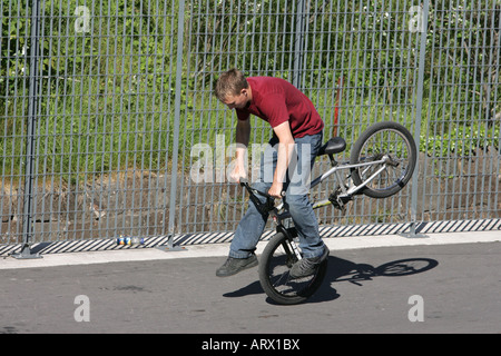 Location de vélo randonnée cycliste vélo stunt trick indiquent le rendement profiter jeu sport spécifique difficile formation pratique street Banque D'Images