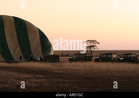 Hot Air Balloon prépare à décoller NP Serengeti Tanzanie Banque D'Images
