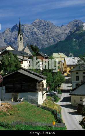 Village de montagne suisse de Guarda basse Engadine Valley Dolomites en arrière-plan Banque D'Images