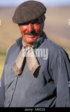 Argentine Patagonie Smiling Goucho arrondi sur le ranch de bétail Banque D'Images