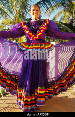 Mexique Puerto Vallarta belle femme mexicaine portant des costumes de danse colorée Banque D'Images