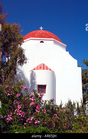 Une petite église surplombant le port de Hora sur l'île grecque de Mykonos Grèce Banque D'Images