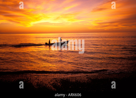 Pêcheur de sortir pour une journée de pêche au lever du soleil, de la mer de Cortes, Mexique, Cabo Pulmo Banque D'Images