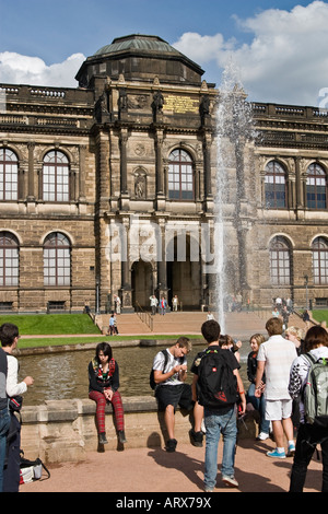 Les étudiants nord-américains visitant cour Zwinger ; de l'Art Ancien bâtiment de la galerie à l'arrière-plan Dresde Allemagne Banque D'Images