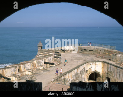 San Juan Puerto Rico partie de El Morro Château Fort et sur la mer encadrée par arch Banque D'Images