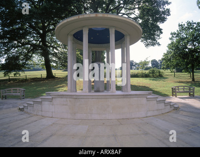 Le Mémorial de Magna Carta a domré une colonnade circulaire de style classique créée par American Bar Association à Cooper's Hill Runnymede Egham Surrey Angleterre Royaume-Uni Banque D'Images