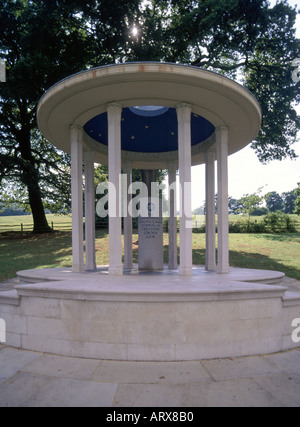 Le Mémorial de Magna Carta a domré une colonnade circulaire de style classique créée par American Bar Association à Cooper's Hill Runnymede Egham Surrey Angleterre Royaume-Uni Banque D'Images