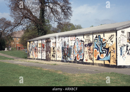 L'élévation arrière du bâtiment vestiaire stationnement couverts de graffitis Banque D'Images