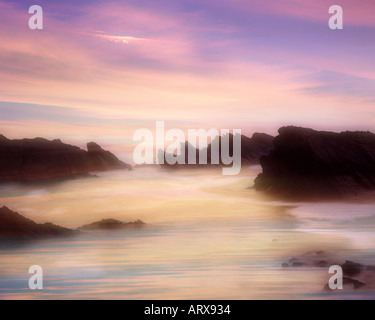 IE - comté de Kerry : Coucher de soleil à Ballyferriter Bay sur la péninsule de Dingle Banque D'Images