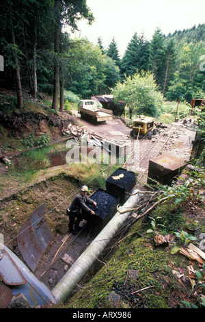 Freeminer Gerald Hayes travaillant à son one man mine de charbon dans la forêt de Dean Gloucestershire, Angleterre, Banque D'Images