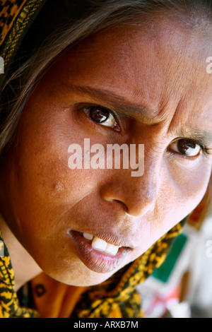 Femme mendiant dans la rue Delhi Inde Banque D'Images