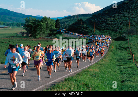 Les coureurs de marathon à vapeur sur Elk River Road Routt comté route 129 CO USA Banque D'Images