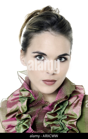 Portrait Portrait d'une belle jeune femme brune yeux vert sur fond blanc foulard en soie wearig Banque D'Images