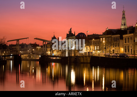 Haarlem. Vue de la rivière Spaarne Haarlem dans Gravestenenbrug avec pont-levis, la Hollande, les Pays-Bas au crépuscule. Banque D'Images