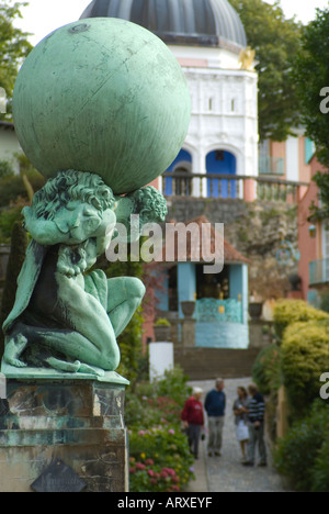 Pays de Galles Portmeirion holding atlas du monde (en fait les cieux - sphères) statue Banque D'Images