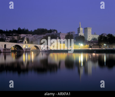 Rhône Pont St Bénézet Avignon Vaucluse Provence Alpes Cote d Azur France au crépuscule Banque D'Images