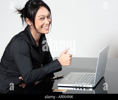 Les jeunes femmes mignon drôle expressif asiatique femme heureuse de travail avec ordinateur portable Banque D'Images