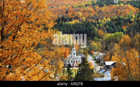 Automne feuillage entourant l'église du village de Chelsea à New York USA Banque D'Images