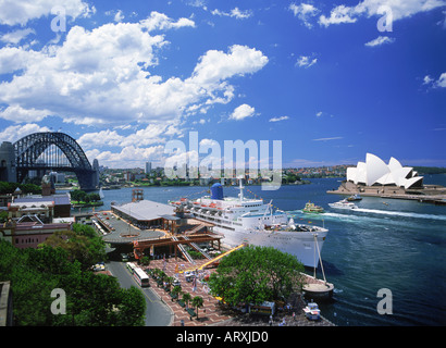 La circulation des bateaux et des navires de croisière dans le port de Sydney avec l'Opéra et le Harbour Bridge Banque D'Images