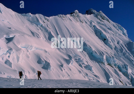 Les alpinistes en dessous de la fracture principale des Alpes du Sud dans le Parc National du Mont Cook en Nouvelle-Zélande Banque D'Images