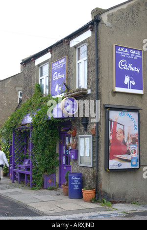 Dans le coin droit de remorquage County Durham UK a été entièrement qualifiés de la boutique Cadbury avec les couleurs de la célèbre marque de chocolat Banque D'Images