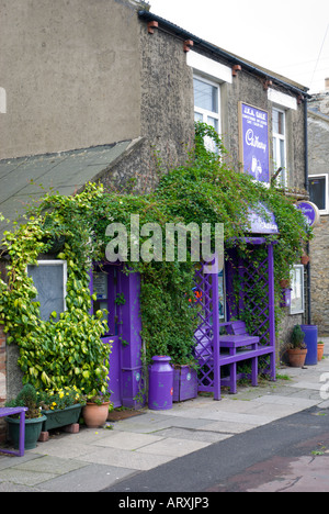 Dans le coin droit de remorquage County Durham UK a été entièrement qualifiés de la boutique Cadbury avec les couleurs de la célèbre marque de chocolat Banque D'Images